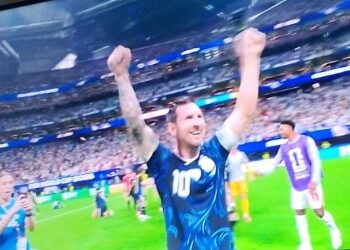 Argentina vence de virada a Inglaterra e decide título da Copa com a Espanha