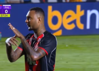 Vitória tem 2 expulsos no primeiro tempo e é goleada pelo Palmeiras no Barradão