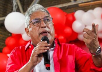 Líder do governo rebate ACM Neto e aponta incoerências na sabatina