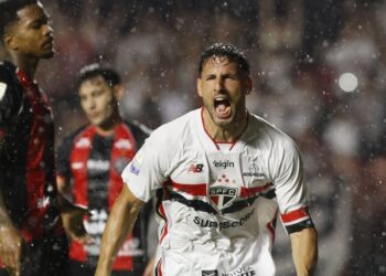Vitória perde para o São Paulo e segue sem vencer fora de casa no Brasileirão