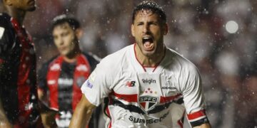 Vitória perde para o São Paulo e segue sem vencer fora de casa no Brasileirão